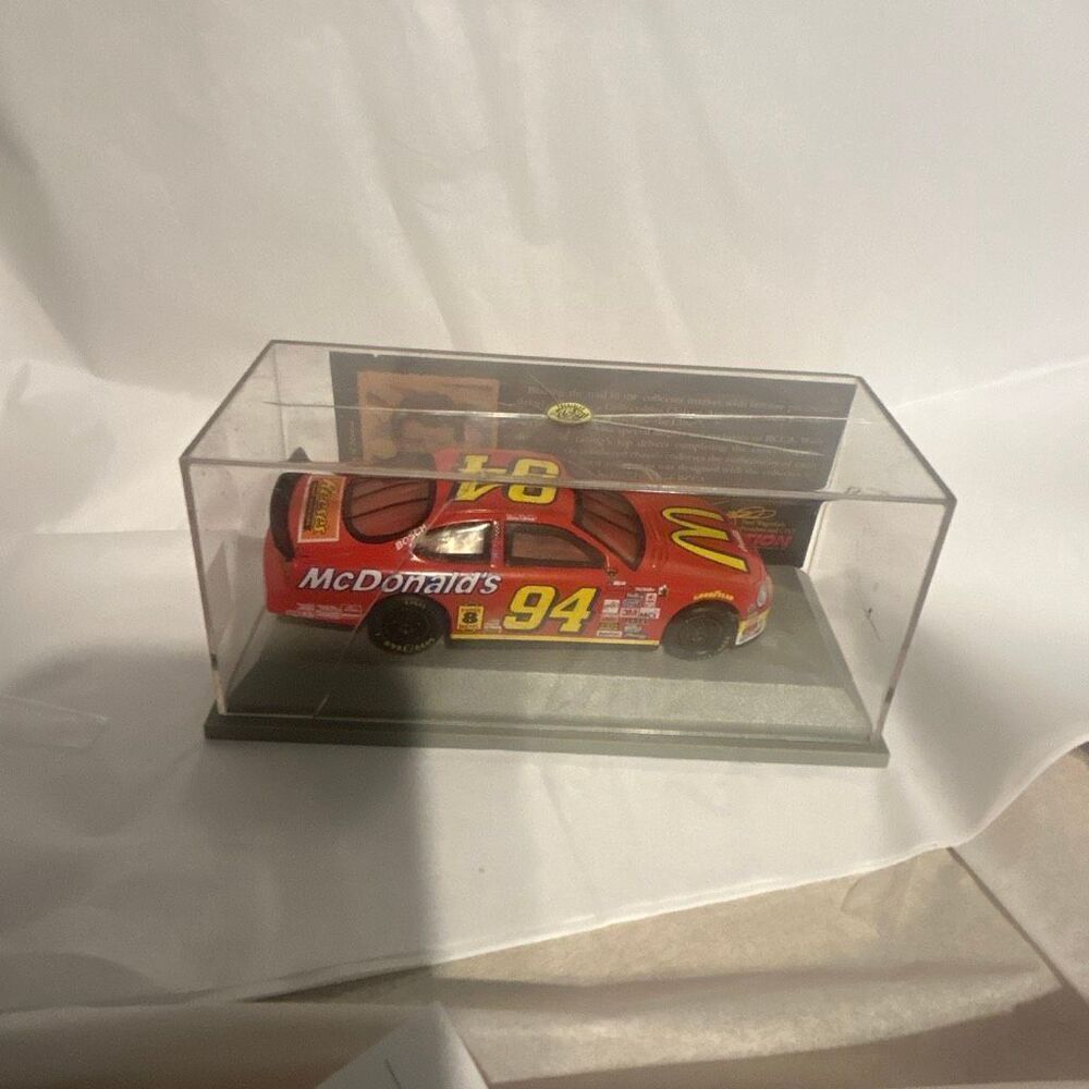 Bill Elliott #94 McDonald’s Ford Taurus NASCAR Die-Cast Car w/ Display Case 🏁🍔